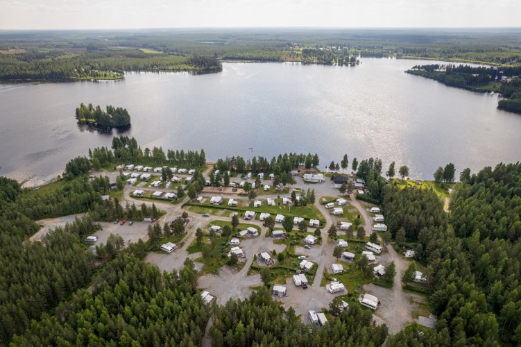 Droonikuva Sääksjärveltä ja SF Caravanin campingalueelta.