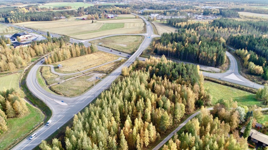 Stor landsvägskorsning, flygbild.