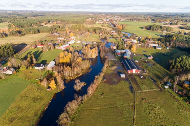 En översiktsbild från Fors-Gers. Esse å, en stor uthusbyggnad (manege) och många små hus och vägar.
