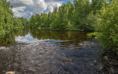 Puiden reunustama Ähtävän joki.