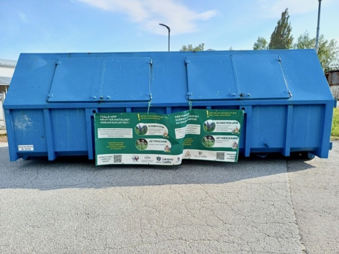 Containern för insamling av avfall från invasiva växtarter.