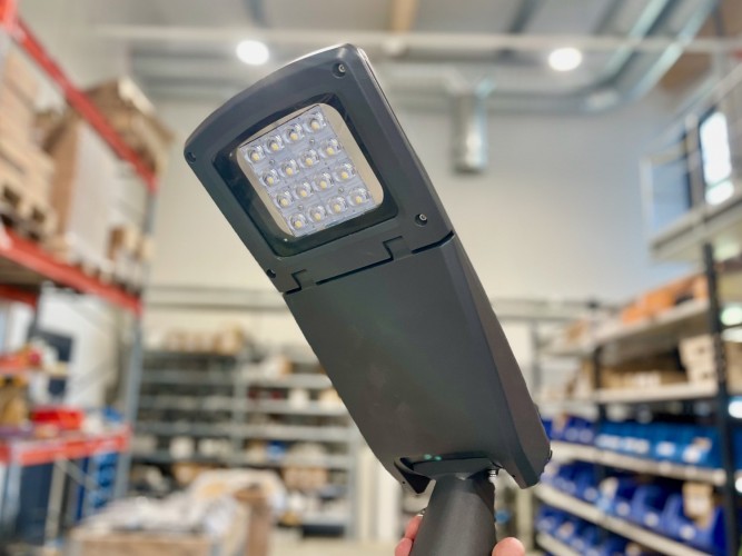 En rektangelformad, fristående LED-lampa i ett inomhuslager.