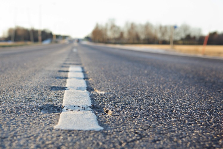 Den vita mittlinjen på en landsväg.