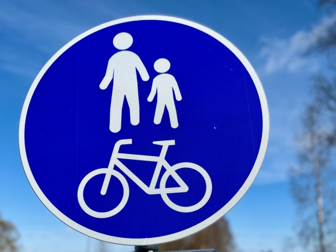 Liikennemerkki joka osoittaa, että kyseessä on kävely- ja pyörätie. 