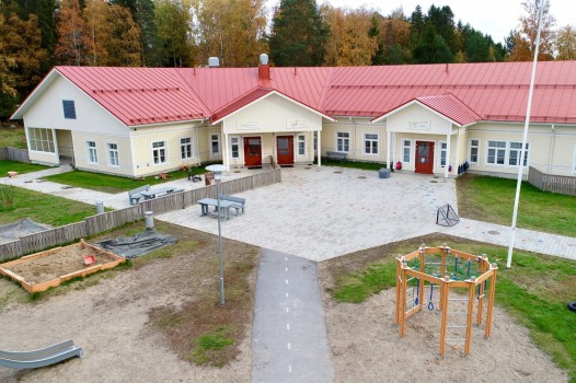 Flygfoto av Lepplax daghem/förskola och lekpark