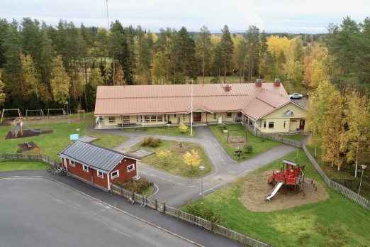 Flygbild av daghemmet Sagoskogen och lekpark