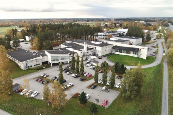 Pedersöre gymnasium och Sursik skola fotograferade från luften.