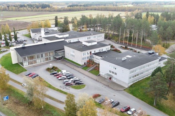 Flygbild över skolcentrumet med Pedersöre gymnasium och Sursik skola. Bilden är tagen lite från sydväst, så Sursik skola är närmast i bild.