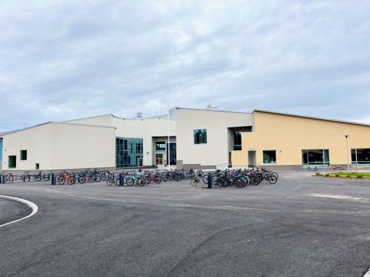 Axåkers skolan julkisivu, jonka pihalla on paljon polkupyöriä.