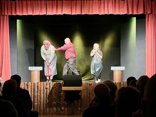 Tre personer spelar revy på scenen.