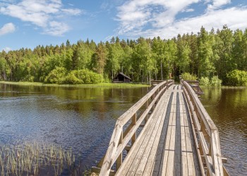 Bockabron går över Esse å. Längst bort syns laavun på andra sidan ån.