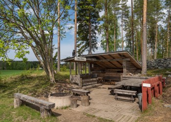 Taukopaikka, jossa on mökki, grillipaikka ja istumapaikkoja.