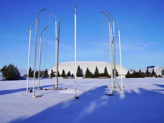 Urheilukentän heittokehä ilman suojaverkkoa. On lumi ja talvi. Taustalla näkyy urheilukenttä ja LKI Arena.