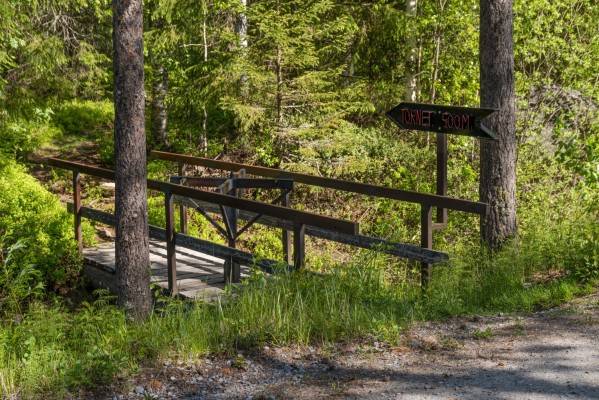 En bro över ett dike. En pil med texten tornet 500 meter.