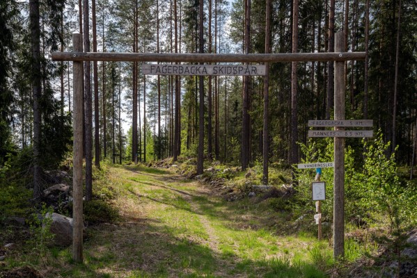 Startporten för vandringsleden och skidspåret. Porten har texten Fagerbacka skidspår. Vid sidan finns en skylt med texten "vandringsled".