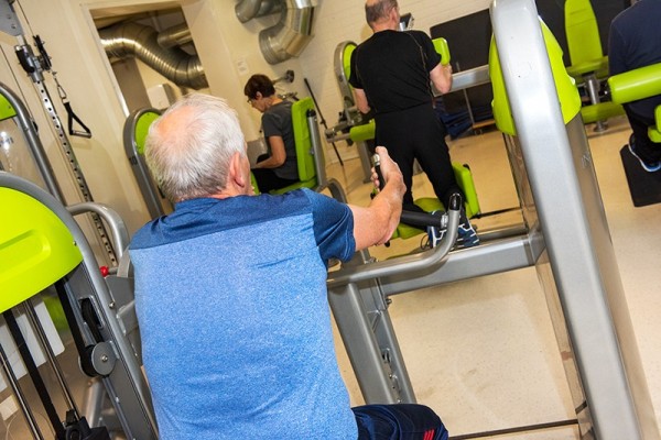 En person styrketränar i Sportis gym.