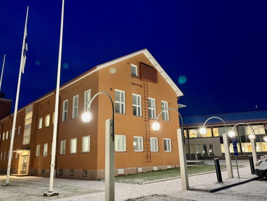 Kommungården i gryningsljus. Det är lite snö på marken.