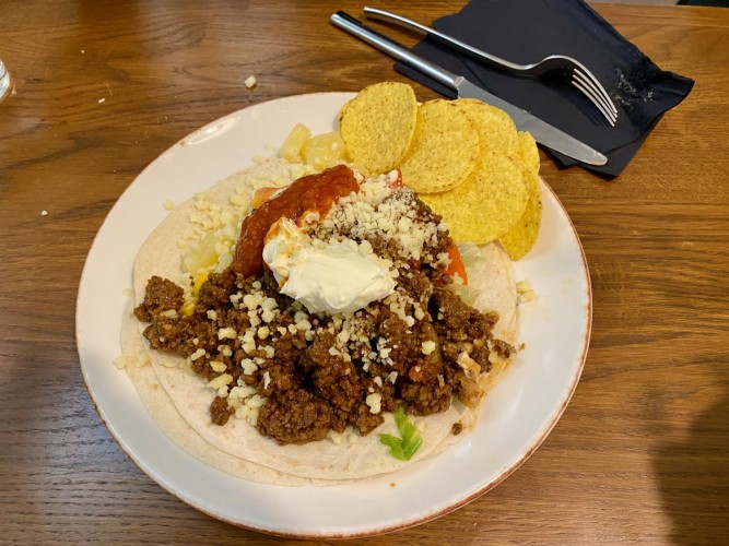 En tallrik med tortilla och olika sorters fyllning.