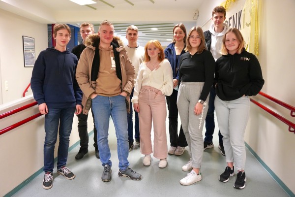 Ungdomsrådets tio medlemmar står uppradade i korridoren i Pedersöre gymnasium.