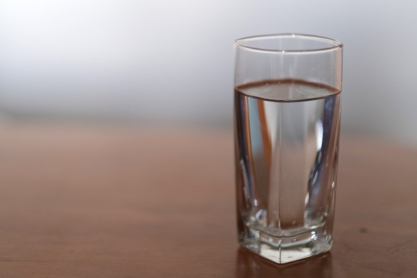 Vatten i ett glas på ett bord.