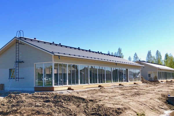 Radhusen i Edsevö fotograferade utifrån. Den inglasad terrassen på baksidan löper längs hela huset.