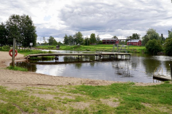 Ähtävän joki, Nasan uimaranta. Taustalla hyppytorni ja laituri.