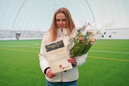 Amanda Kass står inne i bollhallen LKI Arena.