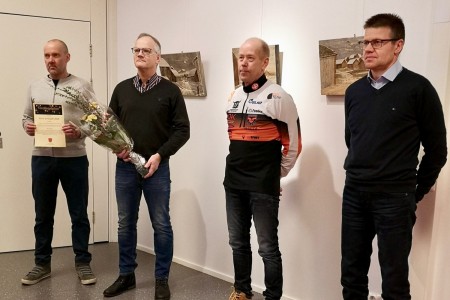 Neljä henkilöä IK Falkenin järjestelytoimikunnasta seisovat galleri Brunossa.