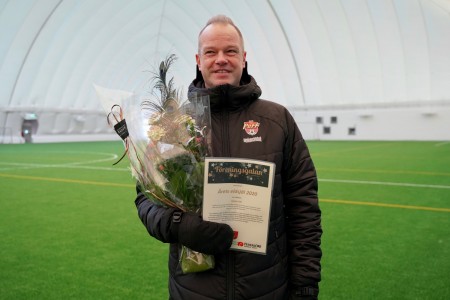 Stefan Olli står inne i bollhallen LKI Arena.