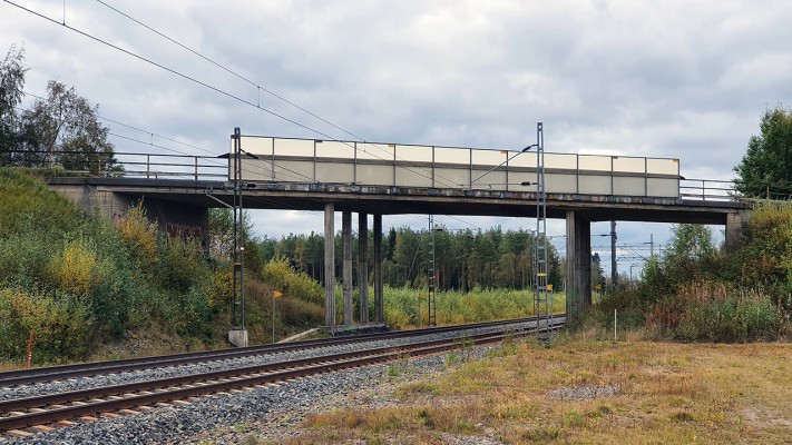 Kållby järnvägsbro längs stamväg 68 fotograferad från järnvägsspåret.