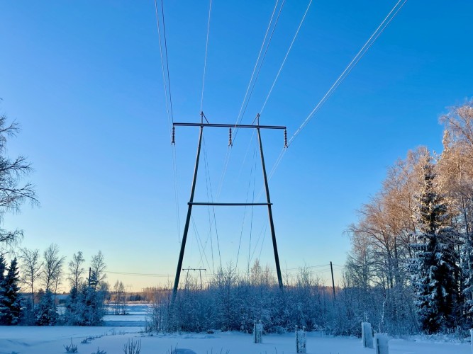 Sähkölinjat ja sähköpylväs. Kylmä talvipäivä.