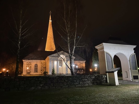 Pedersöre kyrka i kvällsljus.