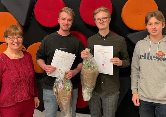 Fyra personer står uppradade mot en vägg. Mari-Louise Rönnqvist, Joel Sundqvist, Holger Lund och Adrian Roslund.