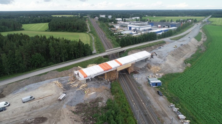 Lentokuva, jossa uusi ylikulkusilta, ympäröivä maisema ja rautatieverkko Kolpissa näkyy.