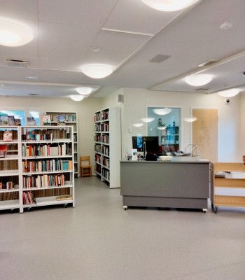 Interiörbild från biblioteket. Lånedisken till höger. Bokhyllor.