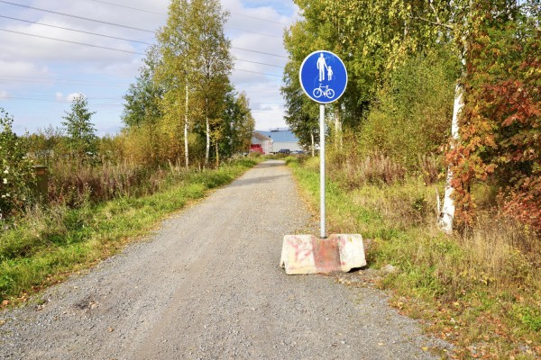 Soratie, jonka sivulla on liikennemerkki, joka kertoo, että kyseessä on pyörätie. Taustalla näkyy Amada Automationin tehtaan laajennustyöt.