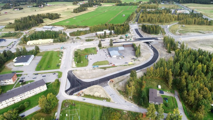 Flygbild över Edsevöområdet och de nya vägarna.