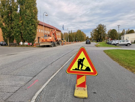 Jauhotie Pännäisissä. Tiekyltti varoittaa ohikulkijat meneillä olevasta tietyöstä.