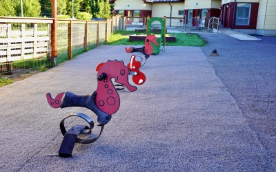 Gungbräden och rutschbana på daghemsgården.