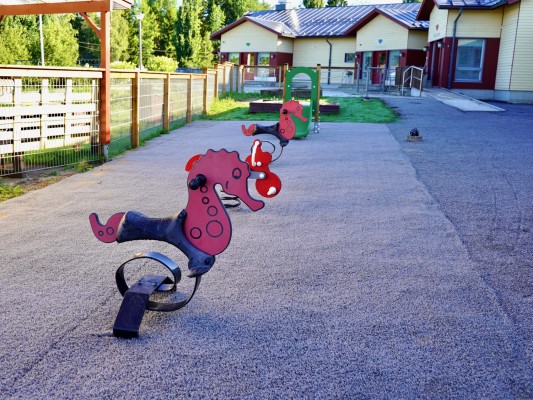 Lekredskap på daghemmets gårdsplan.