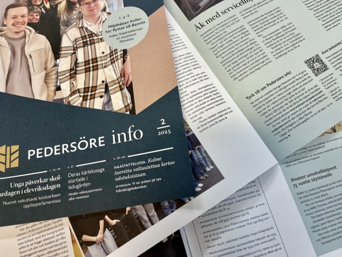 Pärmbilden av tidningen Pedersöre info och en skymt av sidor inne i tidningen.