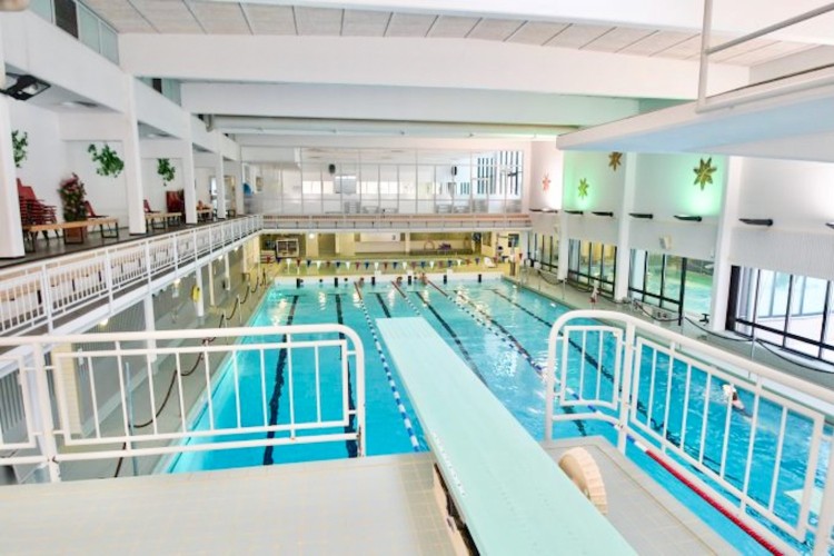 Hyppytorni ja kolmen metrin trampoliini kuvan etuosassa, alla on uima-allas, jolla on kuusi rataa.