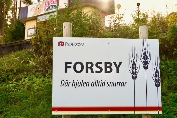 En skylt med texten: Forsby, där hjulen alltid snurrar.