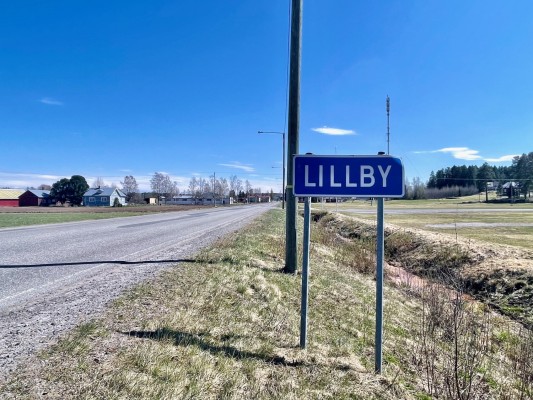 Landsvägen i Lillby. En vägskylt med texten Lillby.
