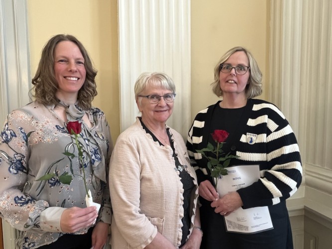 Camilla Sandström, Gunhild Berger ja Lisbeth Vikström katsovat kameraa kohti ja hymyilevät..