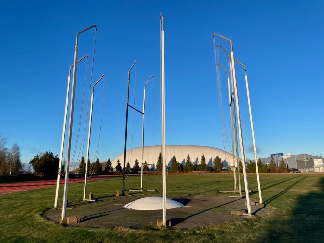 Den befintliga kastburen vid idrottsplanen i Bennäs, utan skyddsnät. I bakgrunden syns LKI Arena.