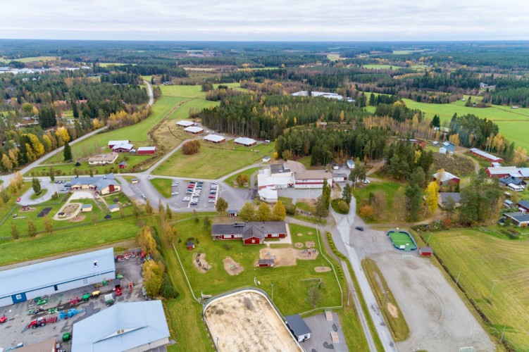 Vy över Ytteresse centrum. En affärsfastighet, skolan, daghemmet och bostadshus syns.