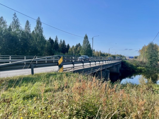 Esse åbro, en bil kör över bron.