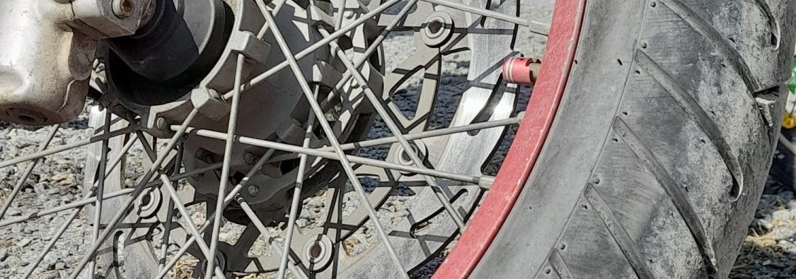 Ett mopedhjul i närbild.