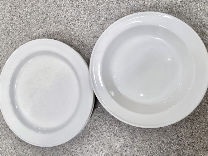 Två vita tallrikar på ett bord.
